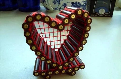 兩山輪戰(zhàn)官兵帶下山的紀(jì)念品是些什么 手槍 炮彈 工藝品